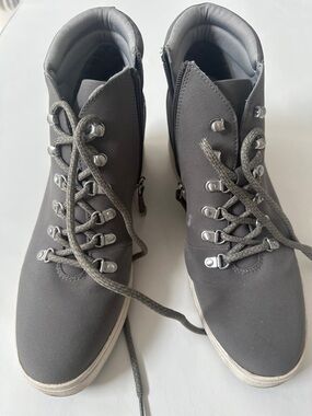 EUC Clarks Gray Women's Lace-Up Ankle Boots Size 11